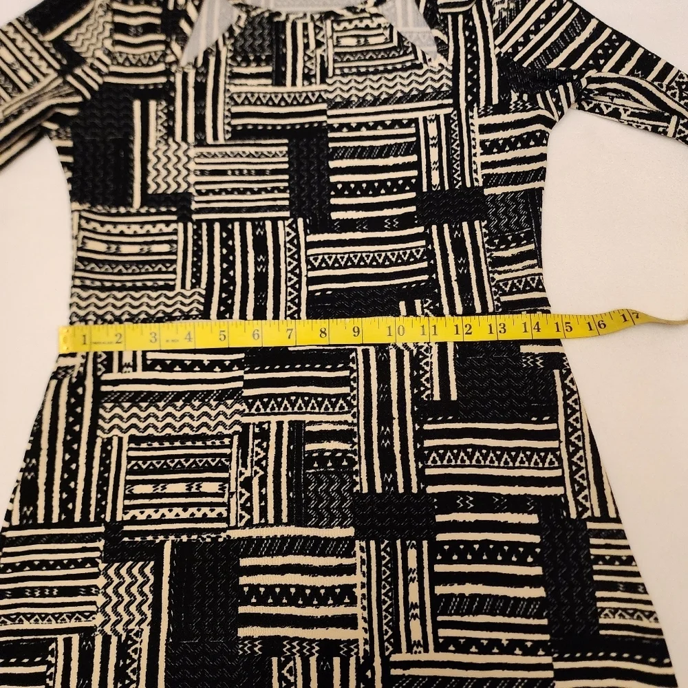 Black and White Abstract Print Dress - Picture 7 of 12